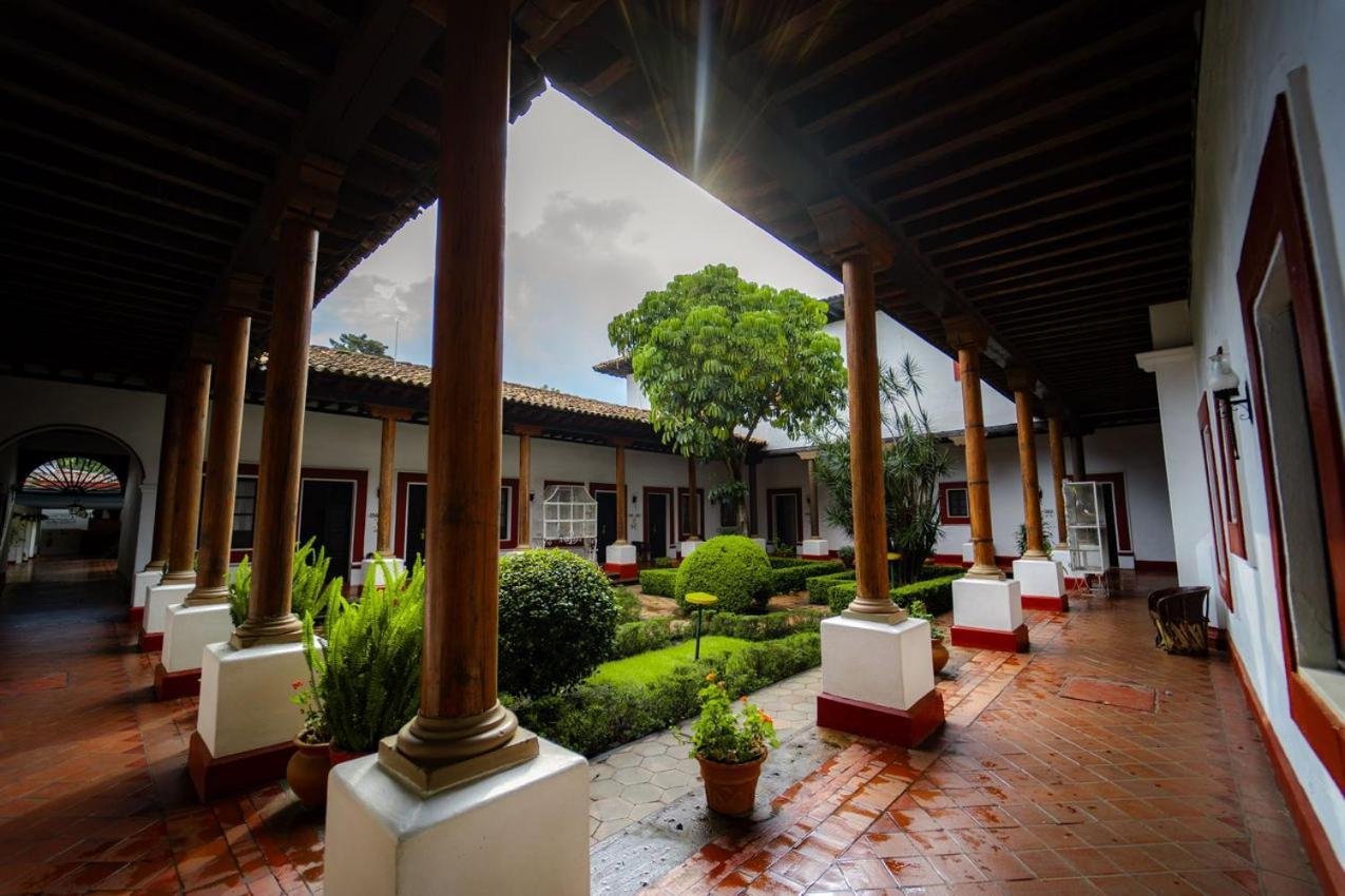 Best Western Plus Posada De Don Vasco Pátzcuaro Kültér fotó Patio of the house